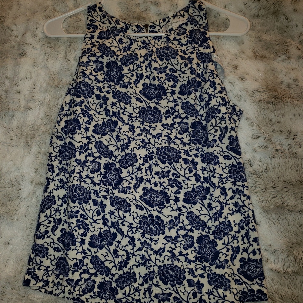 Cute no sleeve top